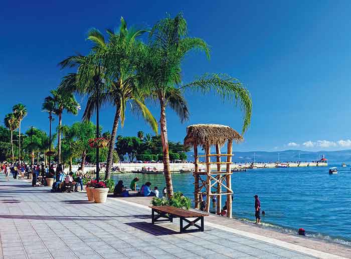 disfruta el lago de chapala caminando por su hermoso malecon en tour