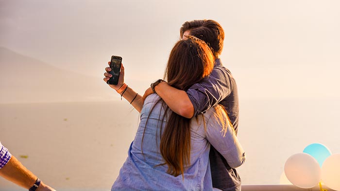 pareja enamorados disfrutando el paisaje del lago de chapala en tour