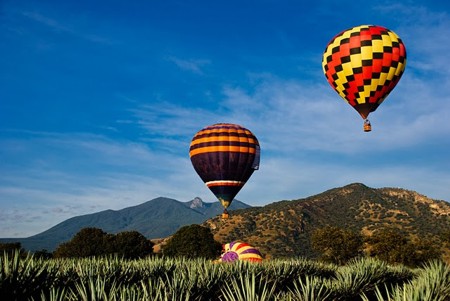 paseo en globo aerostatico por campos agaveros