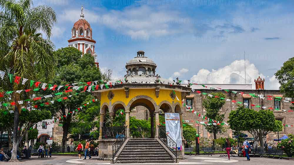 kiosko y jardin hidalgo en tlaquepaque jalisco durante tour tlaquepaque y destileria