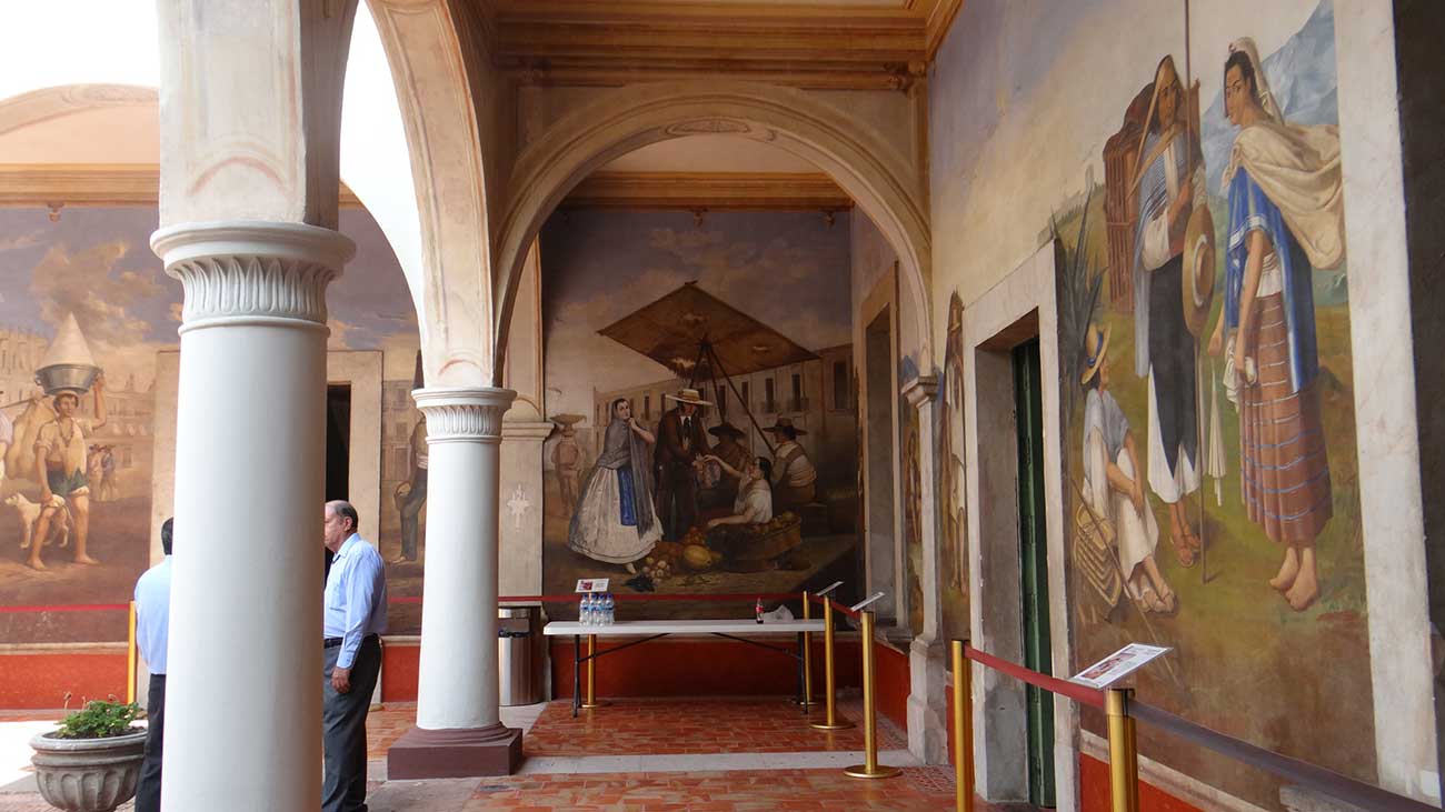 murales en la moreña antigua casa del burro de oro la barca jalisco mexico