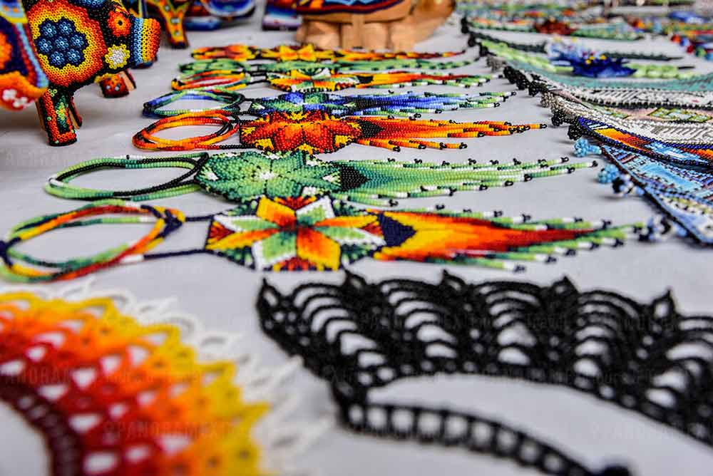 arte huichol cadenas y pulseras durante tour tlaquepaque y destileria