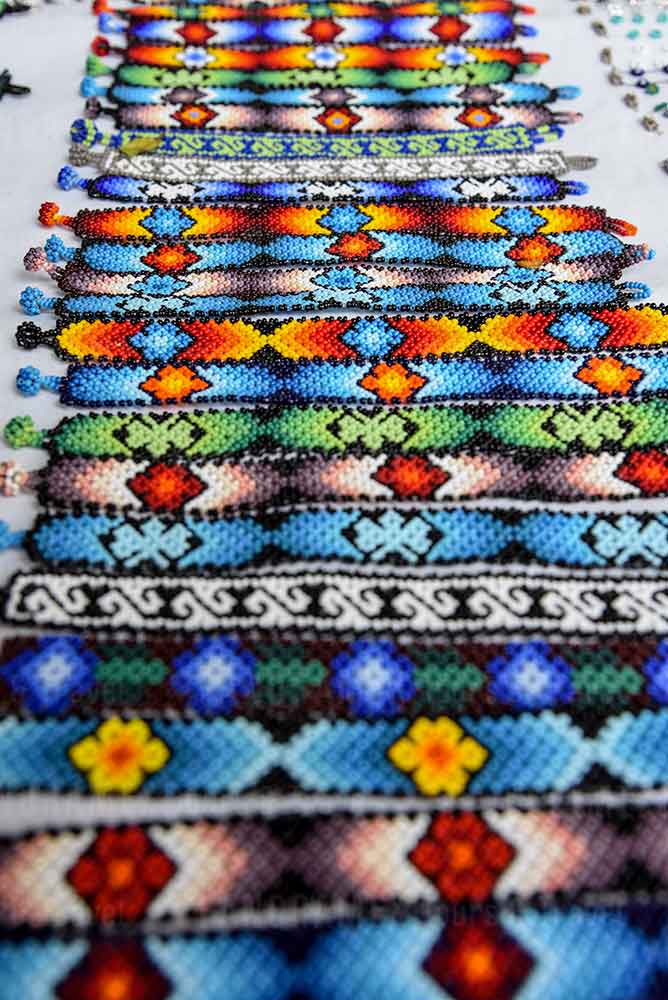 arte huichol pulseras durante tour tlaquepaque y destileria