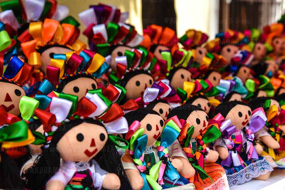 arte huichol muñecas coloridas durante tour tlaquepaque y destileria