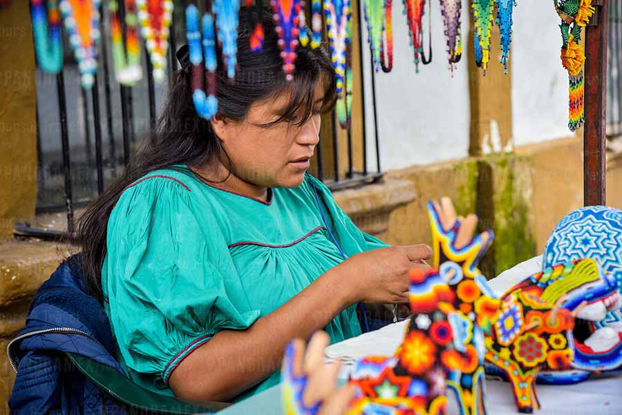 arte huichol bordando en tlaquepaque jalisco mexico tour