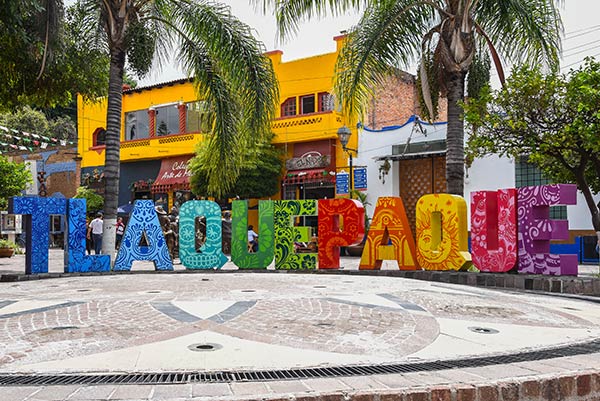 letras gigantes de tlaquepaque jalisco mexico pueblo magico
