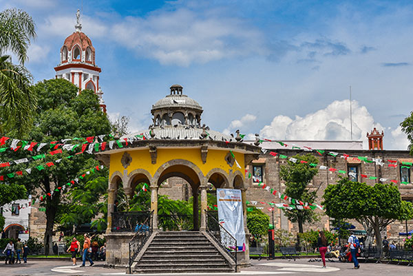 kiosko y templo en tlaquepaque jalisco durante tour tlaquepaque y destileria