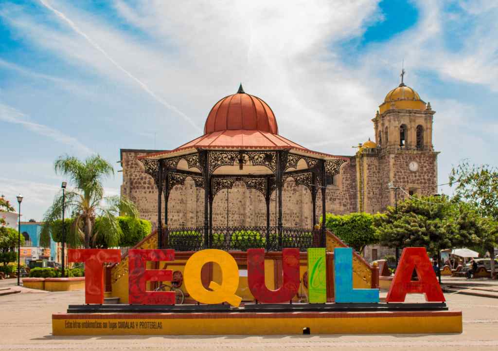 letras gigantes de tequila jalisco mexico pueblo magico