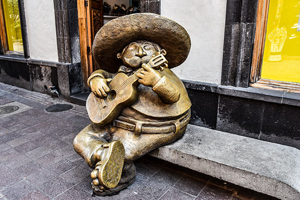 musico fuera de galeria en tlaquepaque jalisco durante tour tlaquepaque y destileria